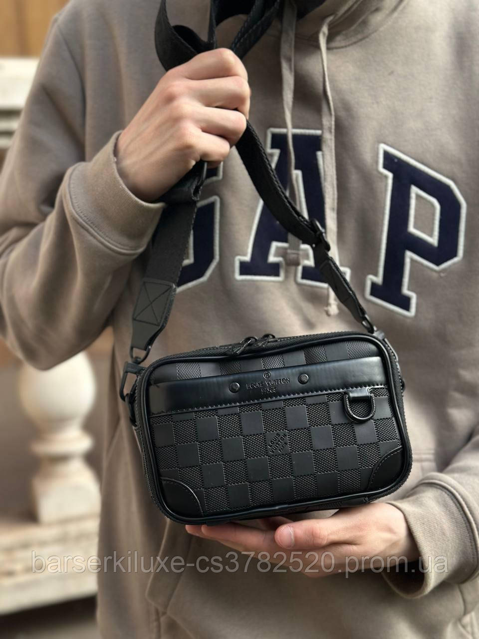 чоловіча сумка люкс стиль на білому фоні