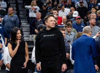 Поняття IPO SpaceX на руку одній людині
