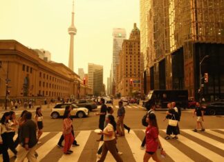 El humo de los incendios forestales de Canadá está tiñendo de naranja la costa este
